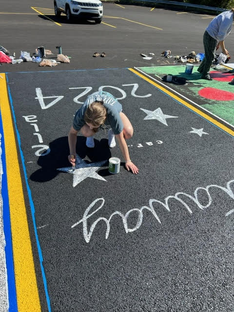 Senior Ella Benner puts the finishing touches on her parking spot