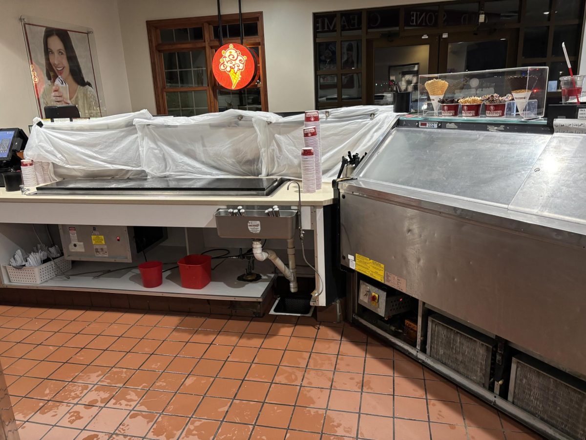 The front of Cold Stone right before it closes for the night.