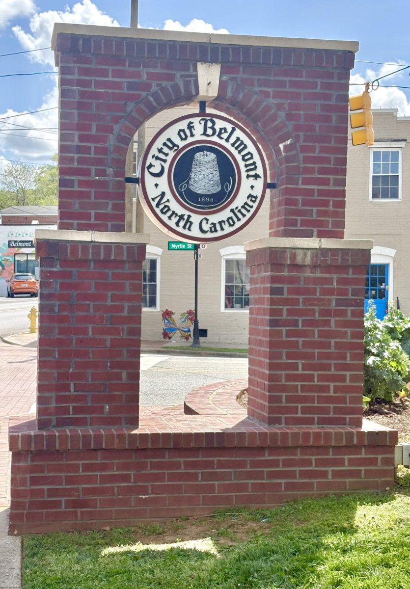 A cute sign marking the entrance of the town welcomes both tourists and residents alike. 