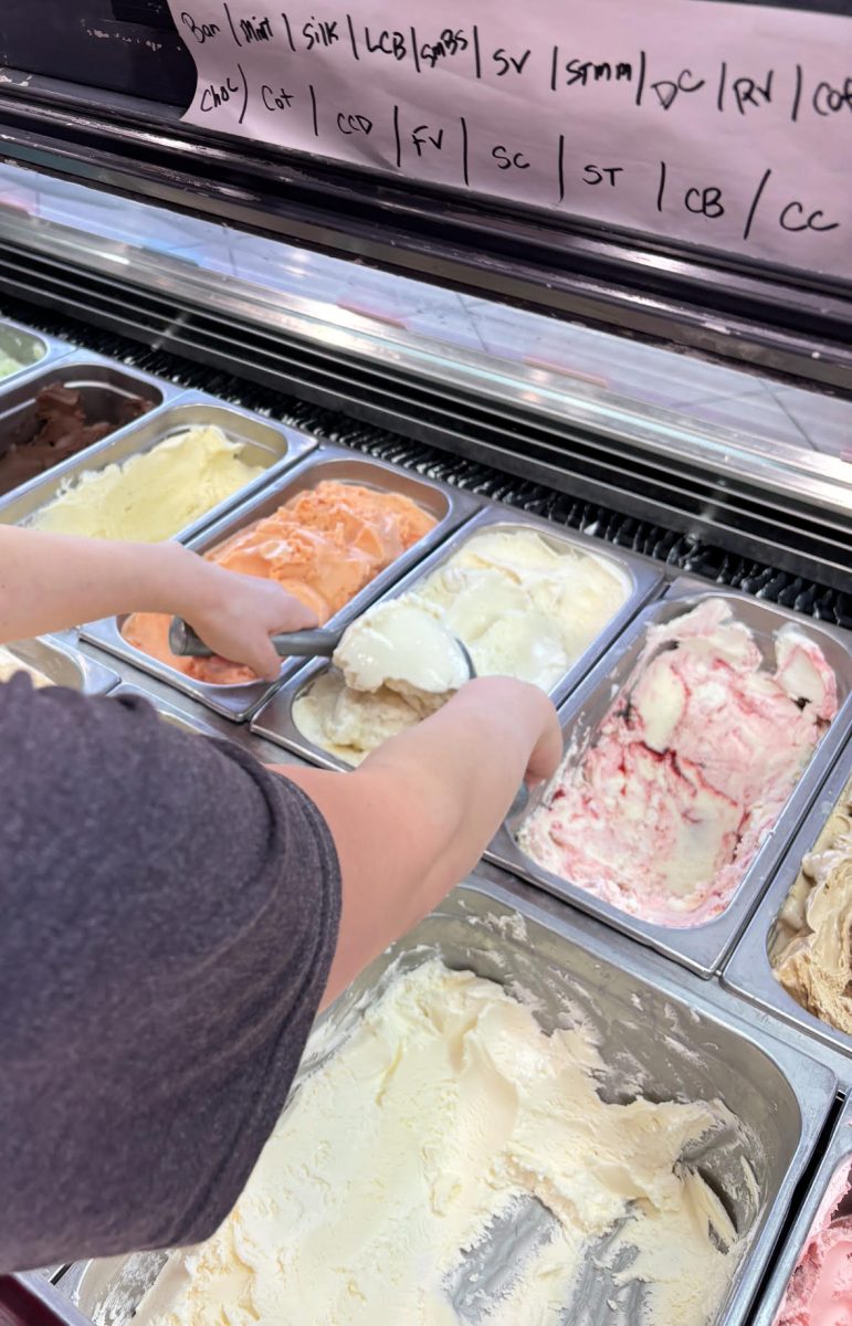 Lucrezia Santini scooping a medium skinny vanilla.